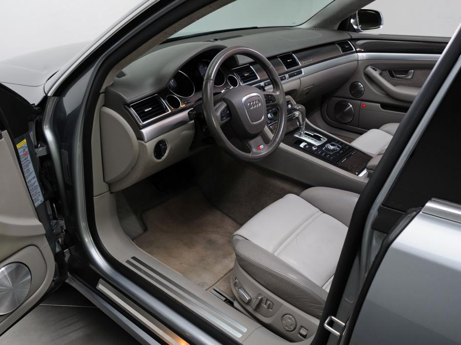 Интерьер Audi S8 (D3) 2008 года  (NA) (фото 15 из 20)